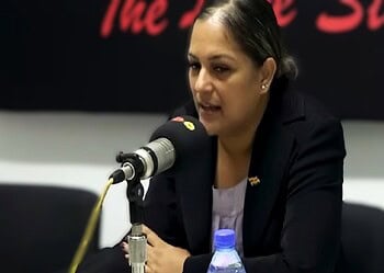 ameerani jarbandhan Op 9 november 2025 verklaarde president Simons dat alle domeingronden die in de afgelopen vijf jaar zijn uitgegeven, nietig zijn. De reden, de regering zou zich niet hebben gehouden aan artikel 13 van de Anti-corruptiewet (S.B. 2017 no. 92). Dat klinkt daadkrachtig, maar juridisch is het een gevaarlijk en ondeugdelijk besluit, een maatregel die eerder paniek dan rechtvaardigheid zaait in de samenleving.