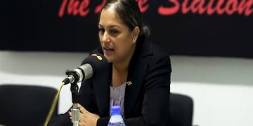 ameerani jarbandhan Op 9 november 2025 verklaarde president Simons dat alle domeingronden die in de afgelopen vijf jaar zijn uitgegeven, nietig zijn. De reden, de regering zou zich niet hebben gehouden aan artikel 13 van de Anti-corruptiewet (S.B. 2017 no. 92). Dat klinkt daadkrachtig, maar juridisch is het een gevaarlijk en ondeugdelijk besluit, een maatregel die eerder paniek dan rechtvaardigheid zaait in de samenleving.