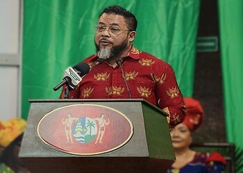 bronto DNA 50 jaar onafhankelijkheid Fractieleider Bronto Somohardjo (Pertjajah Luhur) heeft tijdens een bijzondere openbare vergadering in De Nationale Assemblee rechtstreeks het woord gericht tot koning Willem-Alexander. In zijn toespraak benadrukte hij dat Suriname niet terugkijkt met een gebogen hoofd, maar een nieuw hoofdstuk wil op basis van gelijkwaardigheid en wederzijds respect.