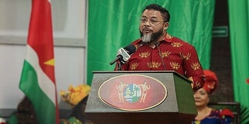 bronto DNA 50 jaar onafhankelijkheid “The best is yet to come”, zei PL-parlementariër Bronto Somohardjo dinsdag tijdens de viering van vijftig jaar staatkundig onafhankelijkheid bij de buitengewone openbare vergadering. “Wij vieren vandaag vijftig jaar strijd, vijftig jaar hoop en vijftig jaar moed”, zei Somohardjo.