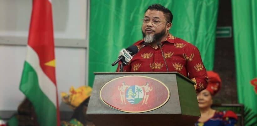 bronto DNA 50 jaar onafhankelijkheid Fractieleider Bronto Somohardjo (Pertjajah Luhur) heeft tijdens een bijzondere openbare vergadering in De Nationale Assemblee rechtstreeks het woord gericht tot koning Willem-Alexander. In zijn toespraak benadrukte hij dat Suriname niet terugkijkt met een gebogen hoofd, maar een nieuw hoofdstuk wil op basis van gelijkwaardigheid en wederzijds respect.