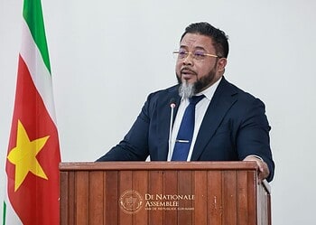 c4cb901e 7d0d 48ea 9507 ae9d3cc6eeab “Er is vlak voor de verkiezingen SRD 1800 miljoen geleend”, zei DNA-lid Bronto Somohardjo van de Pertjajah Luhur maandag in het parlement tijdens de Algemene Politieke Beschouwingen.