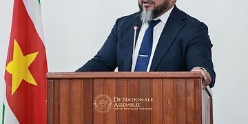 c4cb901e 7d0d 48ea 9507 ae9d3cc6eeab Fractieleider Bronto Somohardjo van de Pertjajah Luhur (PL) heeft tijdens de Algemene Politieke Beschouwingen (APB) in De Nationale Assemblee opgeroepen tot afschaffing van de Wet In Staat van Beschuldigingstelling Politieke Ambtsdragers.