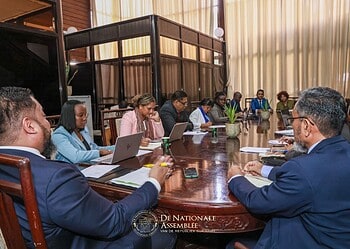 c6ee367a 1eac 4aa3 8355 4a0d3a0156d2 Tijdens het overleg is volgens Somohardjo volledige consensus bereikt over de koers voor het grondbeleid. Daarbij moet de nadruk liggen op bescherming van burgers die te goeder trouw een bouwkavel hebben ontvangen, en op het terugdraaien van grote, onrechtmatig verkregen domeingronden.