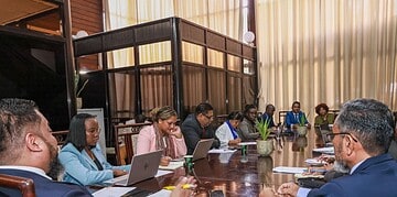 c6ee367a 1eac 4aa3 8355 4a0d3a0156d2 Tijdens het overleg is volgens Somohardjo volledige consensus bereikt over de koers voor het grondbeleid. Daarbij moet de nadruk liggen op bescherming van burgers die te goeder trouw een bouwkavel hebben ontvangen, en op het terugdraaien van grote, onrechtmatig verkregen domeingronden.