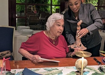 cythia mcleod en ibisprijs Schrijfster Cynthia McLeod heeft woensdag 12 december de Ibisprijs ontvangen voor haar jarenlange inzet om de geschiedenis van Suriname toegankelijk te maken. De uitreiking vond in kleine kring plaats tijdens een grani bij restaurant Spice Quest in Paramaribo.