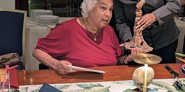 cythia mcleod en ibisprijs Schrijfster Cynthia McLeod heeft woensdag 12 december de Ibisprijs ontvangen voor haar jarenlange inzet om de geschiedenis van Suriname toegankelijk te maken. De uitreiking vond in kleine kring plaats tijdens een grani bij restaurant Spice Quest in Paramaribo.