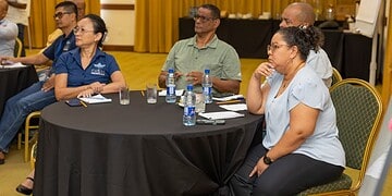 d7266878 4b02 4ac5 969f a8f61faca31a CASAS trapte deze week een grootschalig veiligheidsprogramma af met een vijfdaagse SMS-training, verzorgd door security- en crisisbeheersingsspecialist en EASA-instructeur Daniel Juzi. In totaal namen 58 deelnemers deel, waaronder vertegenwoordigers van alle Surinaamse luchtvaartmaatschappijen en CASAS-inspecteurs.