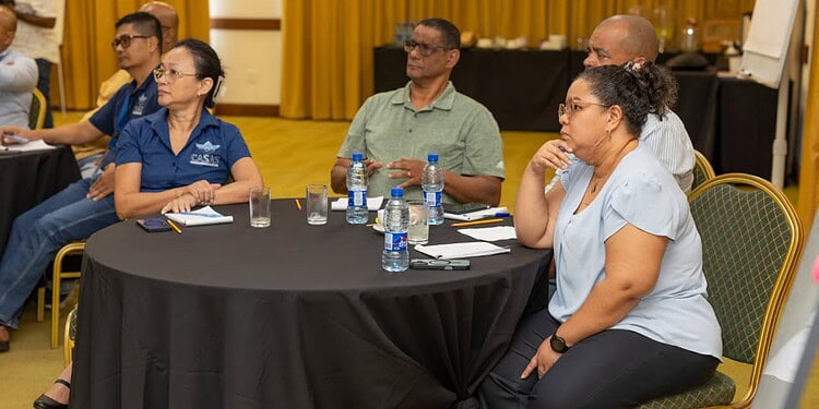 d7266878 4b02 4ac5 969f a8f61faca31a CASAS trapte deze week een grootschalig veiligheidsprogramma af met een vijfdaagse SMS-training, verzorgd door security- en crisisbeheersingsspecialist en EASA-instructeur Daniel Juzi. In totaal namen 58 deelnemers deel, waaronder vertegenwoordigers van alle Surinaamse luchtvaartmaatschappijen en CASAS-inspecteurs.