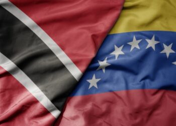 download Het ministerie van Homeland Security in Trinidad & Tobago heeft het aantal werkvergunningen voor Venezolaanse staatsburgers dit jaar drastisch teruggebracht. Waar in 2024 nog 4.275 vergunningen werden verstrekt, zijn dat er dit jaar tot nu toe slechts 757. Dat is een daling van 3.518 vergunningen, een afname van ongeveer 82 procent. Dit laat de Trinidad & Tobago Guardian weten in een onderzoeksartikel.