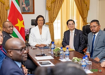 fae3c6d1 33e9 416f b8eb 733d7c45d384 President Jennifer Simons heeft woensdag 26 november 2025 op het Presidentieel Paleis overleg gevoerd met Jim Lok, honorair consul van Suriname in Hong Kong, en Zhang Run, directeur-generaal van de afdeling Latijns-Amerikaanse en Caribische Zaken van het Chinese ministerie van Buitenlandse Zaken.