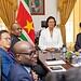 Hong Kong biedt kennis over goudhandel; Suriname verkent samenwerking 10 fae3c6d1 33e9 416f b8eb 733d7c45d384 President Jennifer Simons heeft woensdag 26 november 2025 op het Presidentieel Paleis overleg gevoerd met Jim Lok, honorair consul van Suriname in Hong Kong, en Zhang Run, directeur-generaal van de afdeling Latijns-Amerikaanse en Caribische Zaken van het Chinese ministerie van Buitenlandse Zaken.