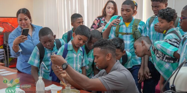 leerlingen S.O Ma Retraite maken kennis 3 Leerlingen van het Speciaal Onderwijs (S.O.) Ma Retraite hebben op maandag 10 november 2025 een leerzaam motivatiebezoek gebracht aan het ministerie van Landbouw, Veeteelt en Visserij (LVV).