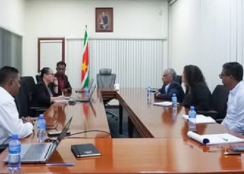 min fin alcoa Een delegatie van Alcoa heeft een verkennend overleg gevoerd op het Ministerie van Financiën en Planning over samenwerking en co-financiering van nieuwe gemeenschapprojecten. Beide partijen spreken de intentie uit om te komen tot een duurzame, constructieve partnerschapsovereenkomst.