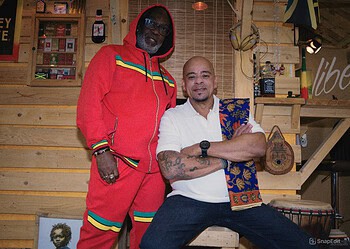 Op de foto: Iwan Esseboom (l) en Otty Rankin, die samen de remake van ‘Pikin Fu Sranan’ vertolken.