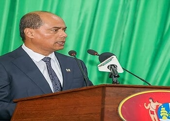 pawiroredjo “Er zijn misschien nog ouderen die met bitterheid spreken over de onafhankelijkheid, anderzijds is het nu niet meer voor te stellen dat we vandaag geen baas in eigen huis zouden zijn”, zei DNA-lid Jerrel Pawiroredjo van de NPS dinsdag tijdens de viering van vijftig jaar staatkundig onafhankelijkheid bij de buitengewone openbare vergadering.