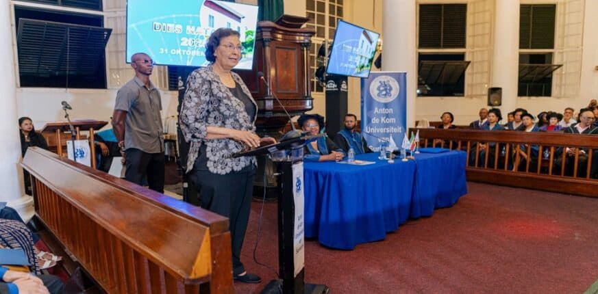 president SimonsDies natalis De Anton de Kom Universiteit van Suriname (AdeKUS) heeft vrijdag 31 oktober 2025 haar 57ste Dies Natalis herdacht met een plechtige bijeenkomst in de Centrumkerk. De viering stond in het teken van kennis, groei en bewustwording, met nadruk op de rol van hoger onderwijs in de toekomst van Suriname.