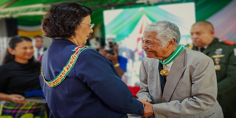President Jennifer Simons en Frits Pengel oprichter van de STVS