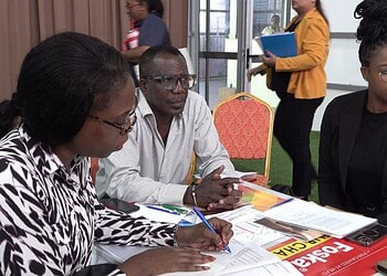 roadmap Surinamers van verschillende maatschappelijke lagen zullen de komende drie dagen tijdens de Srefidensi-conferentie discussiëren om te komen tot een visie voor het land richting 2050. Maandag vond de opening van de conferentie plaats in de congreshall.