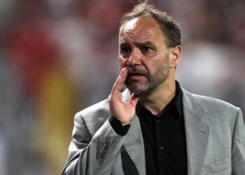 Dick Advocaat en Curaçao: Eerste stukken bewijs van Menzo’s (zelf-)sabotage, misleidingen en leugens 9 sebastian migne De manier waarop Natio directe plaatsing voor WK 2026 misliep, zit veel Surinamers nog zwaar op de maag. De pijn wordt erger wanneer we zien dat het uiterst vergelijkbare Curaçao het wel flikte. Om te begrijpen waarom het lukte bij Curaçao en mislukte bij ons, leggen we in twee delen het werk van Stanley Menzo bij Natio naast dat van Dick Advocaat bij Curaçao.