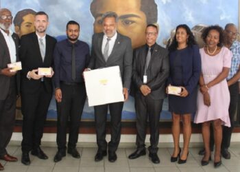 slm st maarten SLM houdt verkennende gesprekken met de premier van Sint-Maarten, Dr. Luc Mercelina, over mogelijke toekomstige vliegverbindingen en cargo-mogelijkheden tussen Sint-Maarten en Suriname.