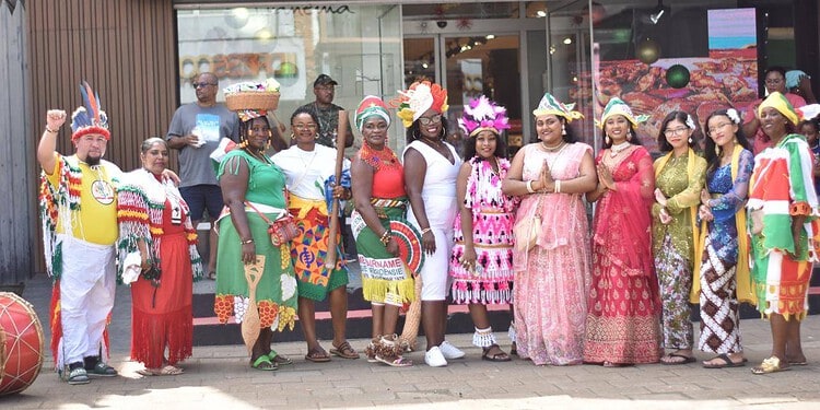 Suriname viert 50 jaar onafhankelijkheid; Culturele Unie roept op tot saamhorigheid 1 srefidensi in suriname In het kader van het gouden jubileum van de Surinaamse staatkundige onafhankelijkheid heeft Aniel Manurat, voorzitter van de Culturele Unie Suriname, een boodschap gericht aan de samenleving.