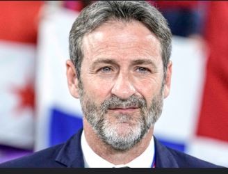 Dick Advocaat en Curaçao: Eerste stukken bewijs van Menzo’s (zelf-)sabotage, misleidingen en leugens 10 thomas christiansen De manier waarop Natio directe plaatsing voor WK 2026 misliep, zit veel Surinamers nog zwaar op de maag. De pijn wordt erger wanneer we zien dat het uiterst vergelijkbare Curaçao het wel flikte. Om te begrijpen waarom het lukte bij Curaçao en mislukte bij ons, leggen we in twee delen het werk van Stanley Menzo bij Natio naast dat van Dick Advocaat bij Curaçao.