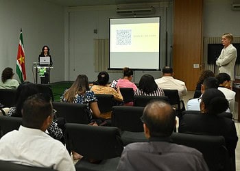 thumbnail 2025.11.11 BIS 04 DIH Carrierebeurs 2026 Het ministerie van Buitenlandse Zaken, Internationale Handel en Internationale Samenwerking (BIS) heeft dinsdag 11 november 2025 via het directoraat Internationale Handel een informatiesessie gehouden over Surinames deelname aan de carrièrebeurs “Werken in de Caribbean”. De bijeenkomst vond plaats in samenwerking met Memory Events B.V. uit Nederland. De beurs wordt op 24 en 25 april 2026 gehouden in de Amsterdam RAI.