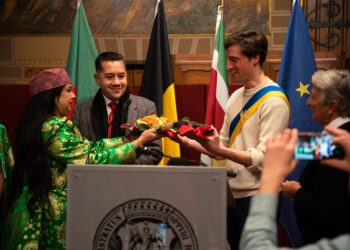 thumbnail 2025.11.25 BIS 01 Amb Brussel 50jr Srefidensi van Lierop De Surinaamse ambassade in Brussel heeft dinsdag 25 november 2025 een receptie gehouden ter gelegenheid van 50 jaar Staatkundige Onafhankelijkheid van Suriname. De bijeenkomst vond plaats in het historische stadhuis van Brussel en bracht diplomatieke vertegenwoordigers uit verschillende werelddelen samen.