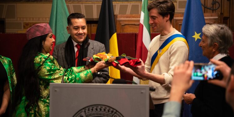 thumbnail 2025.11.25 BIS 01 Amb Brussel 50jr Srefidensi van Lierop De Surinaamse ambassade in Brussel heeft dinsdag 25 november 2025 een receptie gehouden ter gelegenheid van 50 jaar Staatkundige Onafhankelijkheid van Suriname. De bijeenkomst vond plaats in het historische stadhuis van Brussel en bracht diplomatieke vertegenwoordigers uit verschillende werelddelen samen.