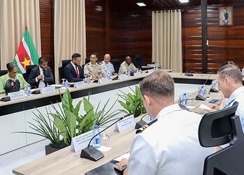 thumbnail Admiraal Holsey en minister Ramsaran gaan voor verdere versterking Defensiesamenwerking3 1 De commandant van het United States Southern Command (SOUTHCOM), admiraal Alvin Holsey, heeft op vrijdag 7 november 2025 een officieel bezoek gebracht aan Suriname. In dat kader vond op het ministerie van Defensie een werkoverleg plaats onder leiding van minister Uraiqit Ramsaran.