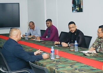 thumbnail IMG 3136 De ministers Uraiqit Ramsaran (Defensie) en Harish Monorath (Justitie en Politie) hebben tijdens een werkoverleg besloten de samenwerking tussen beide departementen verder te verdiepen, met nadruk op gezamenlijke missies en het versterken van de nationale veiligheid.