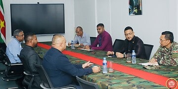 thumbnail IMG 3136 De ministers Uraiqit Ramsaran (Defensie) en Harish Monorath (Justitie en Politie) hebben tijdens een werkoverleg besloten de samenwerking tussen beide departementen verder te verdiepen, met nadruk op gezamenlijke missies en het versterken van de nationale veiligheid.