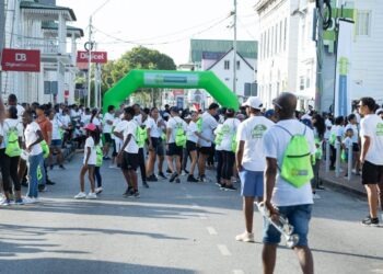 wandelloop 2 Honderden lopers en wandelaars trokken zaterdagavond 15 november 2025 door Paramaribo tijdens de DSB Bigi Yari Run, een jubileumeditie ter ere van 160 jaar De Surinaamsche Bank. Met neonlichten, glow-accessoires en muziek werd de binnenstad omgetoverd tot een feestelijke avondrun.