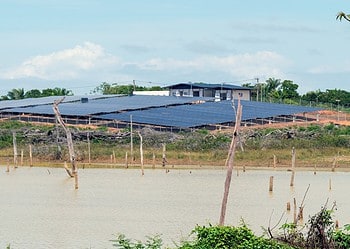 zonnepanelen Ruim 490 huishoudens in het Sarakreek-gebied hebben voor het eerst toegang gekregen tot continue elektriciteit. In de dorpen Baku, Petijan en Lebidoti is donderdag 20 november een hybride zonne-energiecentrale officieel in gebruik genomen.