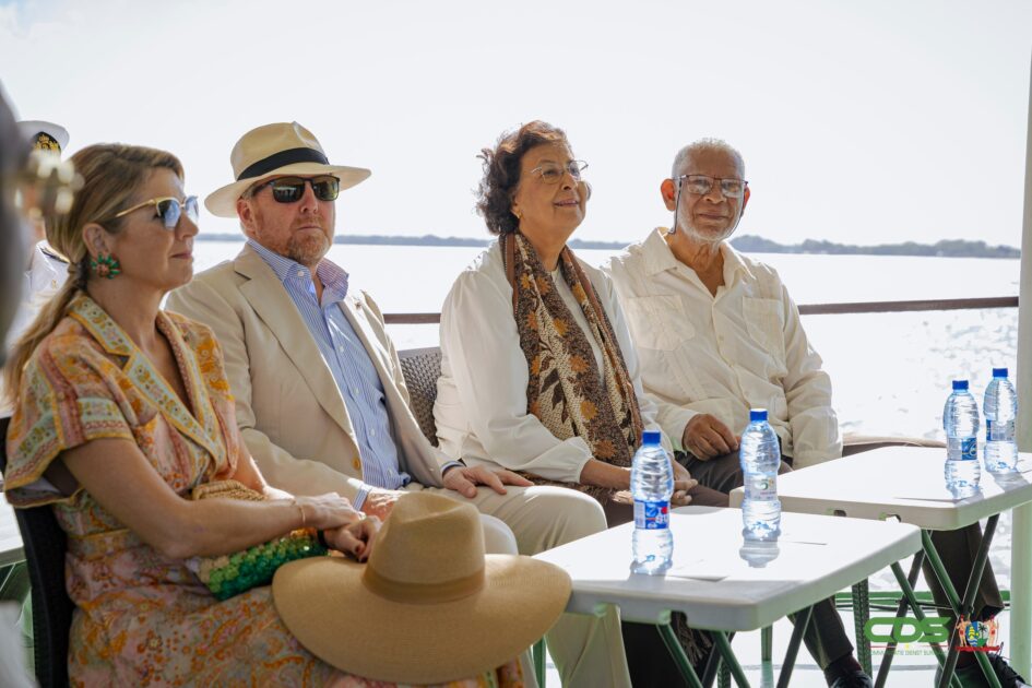 3b0b8859 de5b 4139 89eb 77eec34905de Herstelbetaling en excuses blijven onderdeel van het bredere gesprek over het gedeelde verleden, maar Suriname wacht daar niet op om de eigen ontwikkeling voort te zetten. Dat benadrukte president Jennifer Simons woensdag tijdens een persmoment in Fredriksdorp, waar zij samen met koning Willem-Alexander vooruitblikte op een toekomstrelatie die volgens beide landen gelijkwaardiger moet worden.
