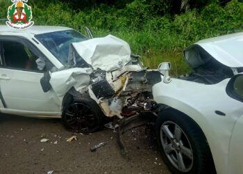 594022609 688746920982821 259147613581087108 n Een frontale botsing tussen twee voertuigen op de Wayamboweg leidde tot meerdere gewonden. De politie onderzoekt hoe één van de bestuurders op de verkeerde rijhelft terechtkwam, terwijl slachtoffers naar het ziekenhuis werden gebracht - Lees meer en laat een reactie achter...