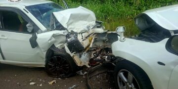 594022609 688746920982821 259147613581087108 n Een frontale botsing tussen twee voertuigen op de Wayamboweg leidde tot meerdere gewonden. De politie onderzoekt hoe één van de bestuurders op de verkeerde rijhelft terechtkwam, terwijl slachtoffers naar het ziekenhuis werden gebracht - Lees meer en laat een reactie achter...