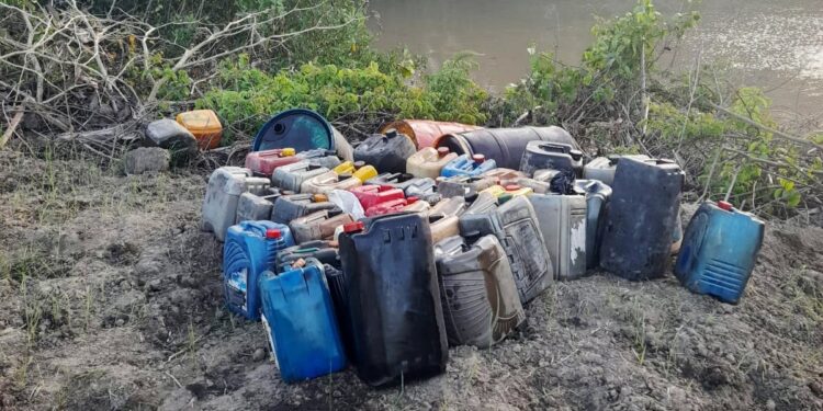 594025374 688711184319728 7226214125231904462 n e1764876143103 Bij een kleidam aan de Corantijnrivier nam de politie een partij vermoedelijk gesmokkelde brandstof in beslag. Een boot met verdachte lading vluchtte na een waarschuwingsschot de rivier op, het onderzoek loopt nog - Lees meer en laat een reactie achter...