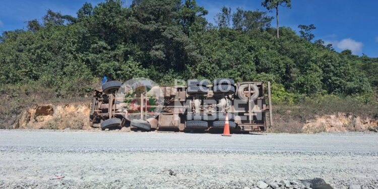 Vrachtwagen gekanteld over de weg in Nieuw Koffiekamp; bestuurder gewond 1 595157548 122330355794001925 5930403124908448629 n Een vrachtwagen kantelde zaterdagochtend nabij Nieuw Koffiekamp nadat het stuur vast kwam te zitten. De bestuurder raakte gewond en werd naar de medische post van ZiJin gebracht. De politie onderzoekt de oorzaak van het ongeval - Lees meer en laat een reactie achter...