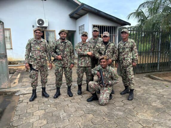 597928222 122229874016121783 2576524432799978388 n Brigadegeneraal Kioe A Sen bezocht Nickerie en Kabalebo om veiligheid en mensenhandel te bespreken. Ontdek hoe samenwerking en verbeteringen centraal staan in zijn werkbezoek. Lees