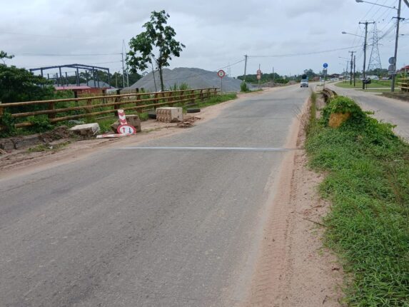 600401822 1266981852124074 2834345630477458921 n Vanwege instortingsgevaar is zwaar transport verboden op Parakreekbrug en Martin Luther Kingweg. Houd rekening met alternatieve routes en lees het volledige bericht voor details.