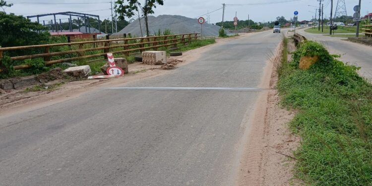600401822 1266981852124074 2834345630477458921 n Vanwege instortingsgevaar is zwaar transport verboden op Parakreekbrug en Martin Luther Kingweg. Houd rekening met alternatieve routes en lees het volledige bericht voor details.