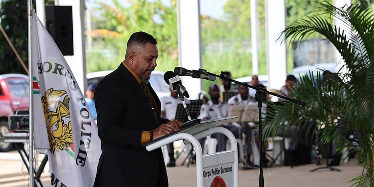 601854118 1262759512547084 4141857258634403491 n De Surinaamse Politiebond waarschuwt voor tekorten aan uniformen, training en voertuigen die de politiezorg onder druk zetten. Lees meer over deze urgente situatie.