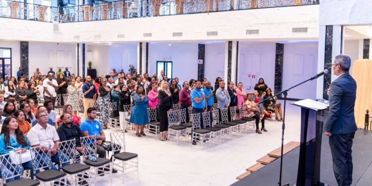 Ruim 260 BiZa-ambtenaren leggen integriteitseed af in Prince Ballroom 1 602bc086 099b 4971 91e8 e4dd76483f96 Meer dan 260 BiZa-ambtenaren beloven integer en toegewijd te werken voor Suriname. Ontdek hoe deze eed bijdraagt aan een betere publieke sector in ons artikel ....