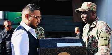 603924878 122230742588121783 6371658352707211643 n Minister Ramsaran overhandigde kerstpakketten aan militairen op detacheringsposten als blijk van waardering. Ontdek hoe deze gebaren saamhorigheid versterken in het volledige artikel.
