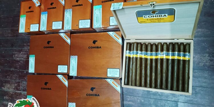 604523164 702914366232743 4127004723362777738 n e1766601985695 In Nickerie is een Guyanese passagier aangehouden na vondst van sigarenkisten in een taxi. Ontdek meer over deze politieactie en het onderzoek in het volledige