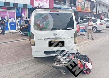 606453703 122334539840001925 6455774046935237855 n Een bromfietser en duorijder raakten gewond bij een aanrijding op de Indira Gandhiweg. Lees verder voor meer details over het ongeluk en het politieonderzoek.