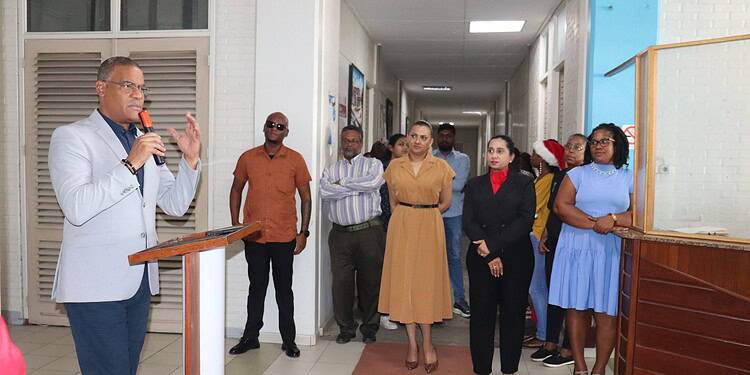 606860176 1283646273796694 7694690504962835962 n Minister Baasaron waardeerde de inzet van EZOTI-medewerkers tijdens de kerstbijeenkomst en benadrukte het belang van samenwerking. Lees verder voor alle details.