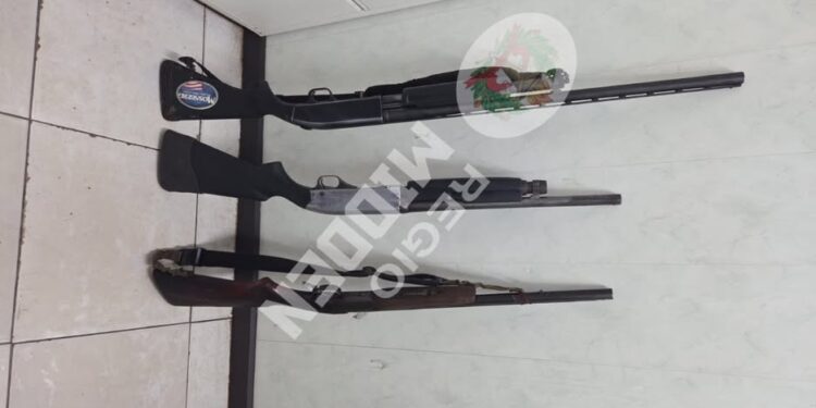 607607931 122303921318011040 8023870072660666223 n e1767020936829 Een melding van huiselijk geweld leidde tot de vondst van illegale geweren in Para. De verdachte is aangehouden. Lees verder voor alle details van dit